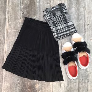 NEW H&M PLEATED SKIRT